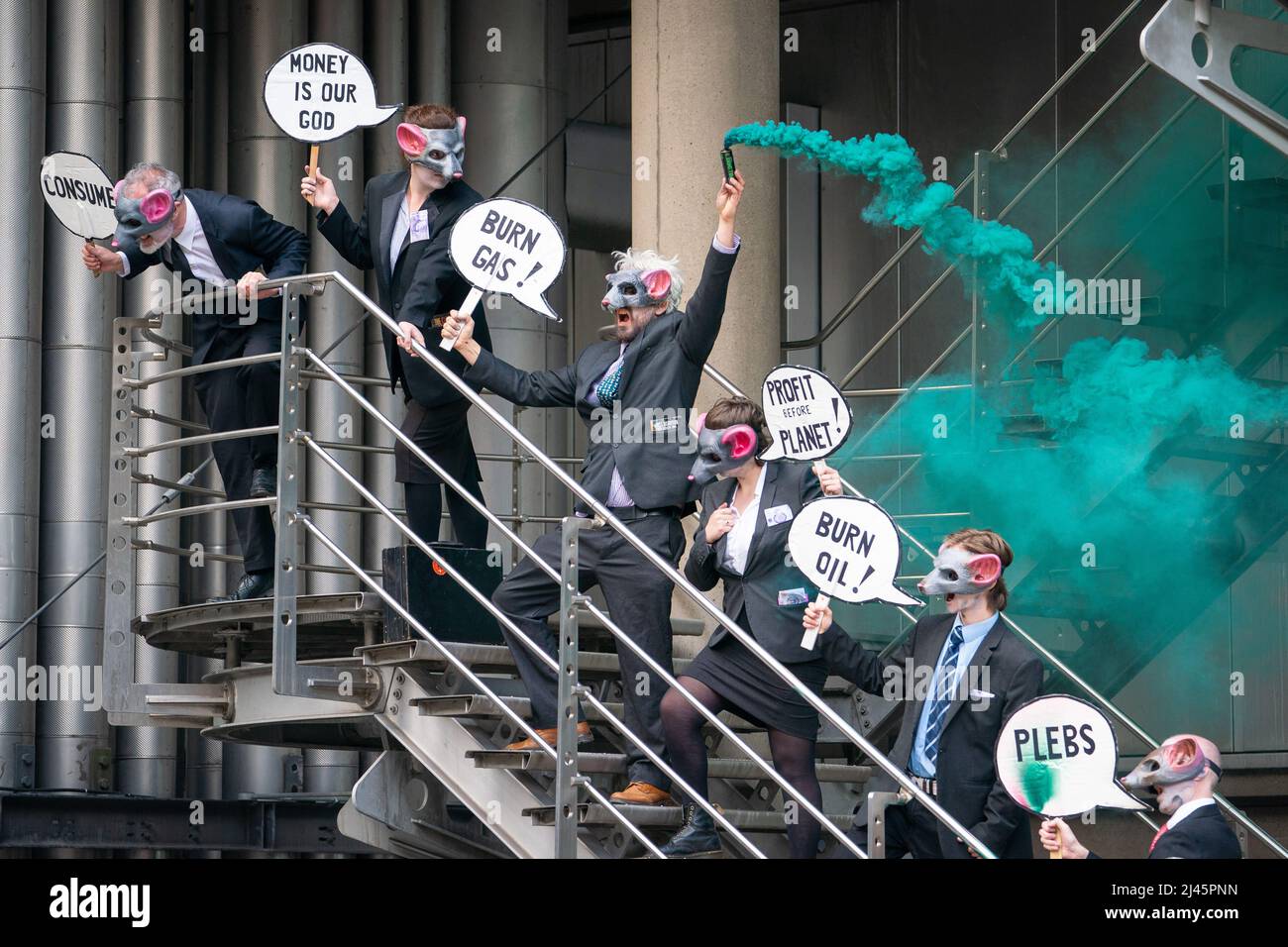 Aktivisten der Extinction Rebellion stehen auf einer Treppe in Lloyds of London, in der City of London, und fordern Lloyds auf, die Versicherung von Projekten für fossile Brennstoffe weltweit einzustellen. Bilddatum: Dienstag, 12. April 2022. Stockfoto