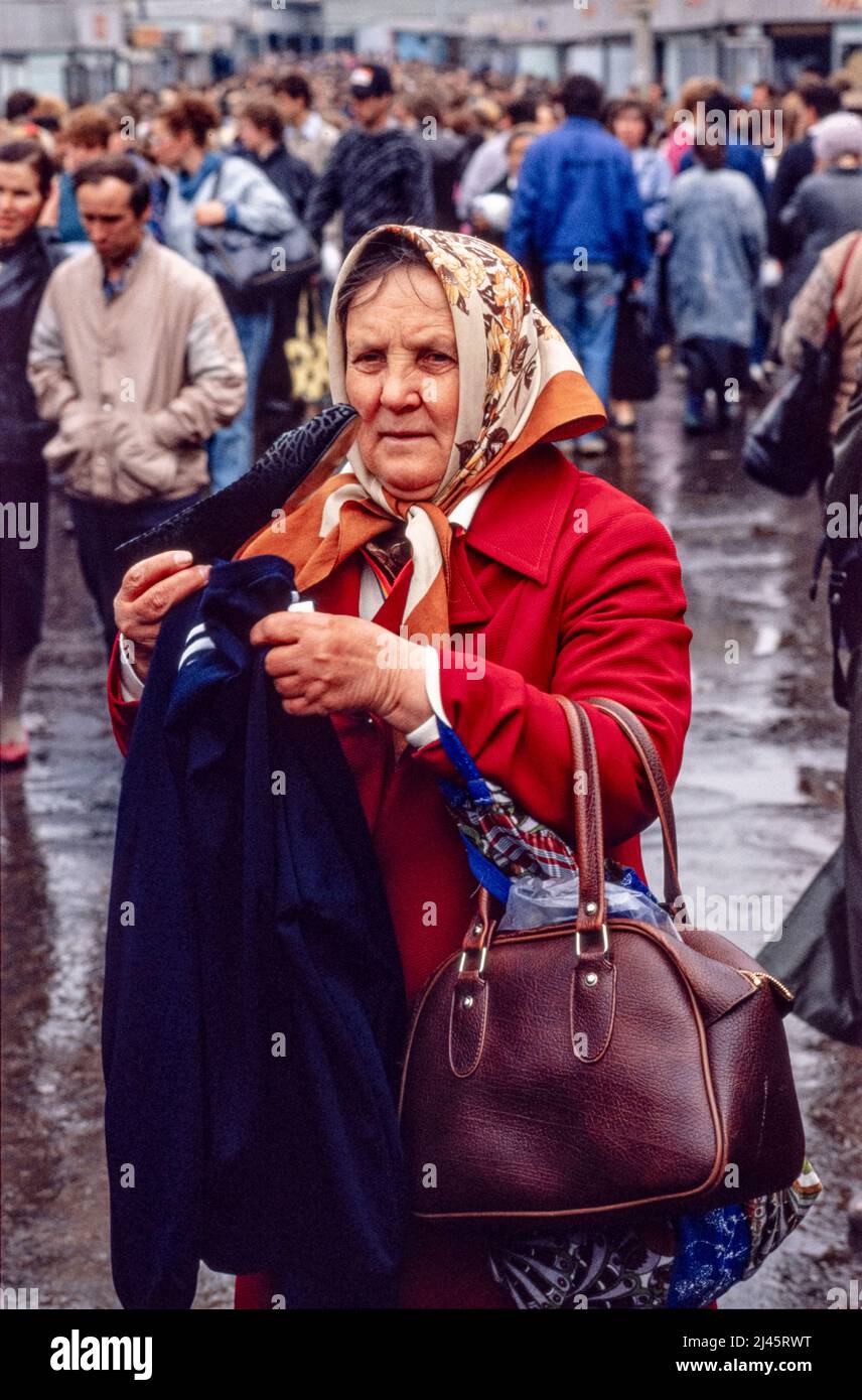Eine Frau, die auf einem Flohmarkt in Moskau, Russland, Kleidung kauft, Mai 1990. Stockfoto