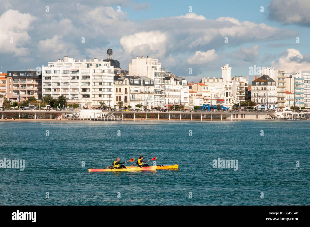 Strand bei Flut und am Meer, Les Sables d’Olonne Resort, Vendee (85), Region Pays de la Loire, Frankreich Stockfoto