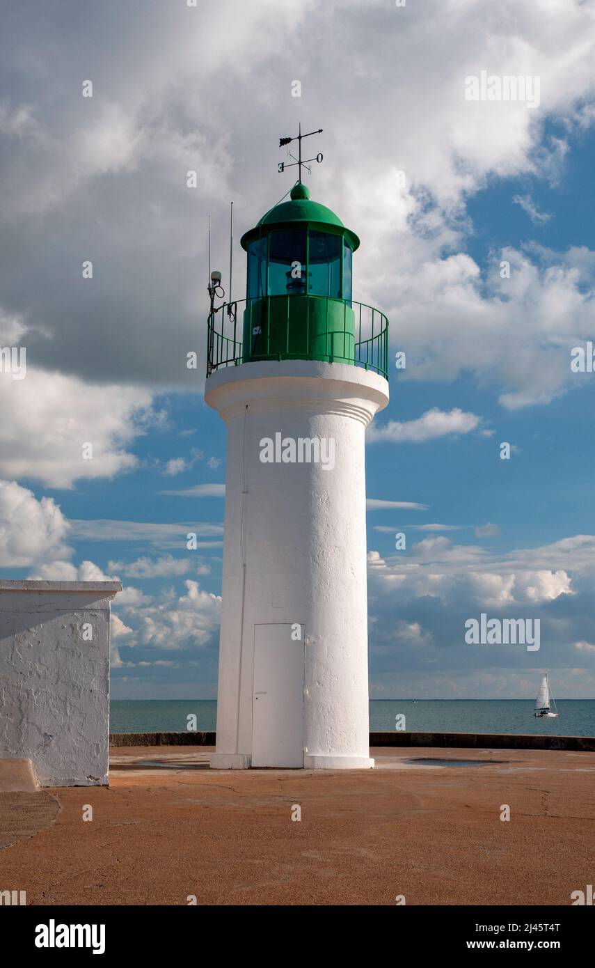 Leuchtturm am Ende des Piers, Les Sables d’Olonne, Vendee (85), Region Pays de la Loire, Frankreich Stockfoto