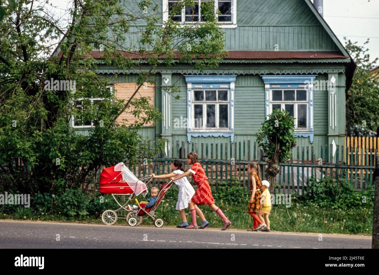 Mädchen, die sich um jüngere Kinder kümmern, in der Stadt Sergijew Posad, ehemals Sagorsk, 70 km von Moskau entfernt, Mai 1990. Stockfoto