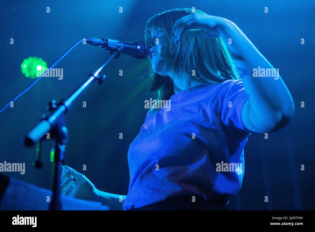 Oslo, Norwegen. 10., April 2022. Die englische Band PVA spielt ein Live-Konzert im Parkteatret in Oslo. Hier ist die Sängerin und Musikerin Ella Harris live auf der Bühne zu sehen. (Foto: Gonzales Photo - per-Otto Oppi). Stockfoto