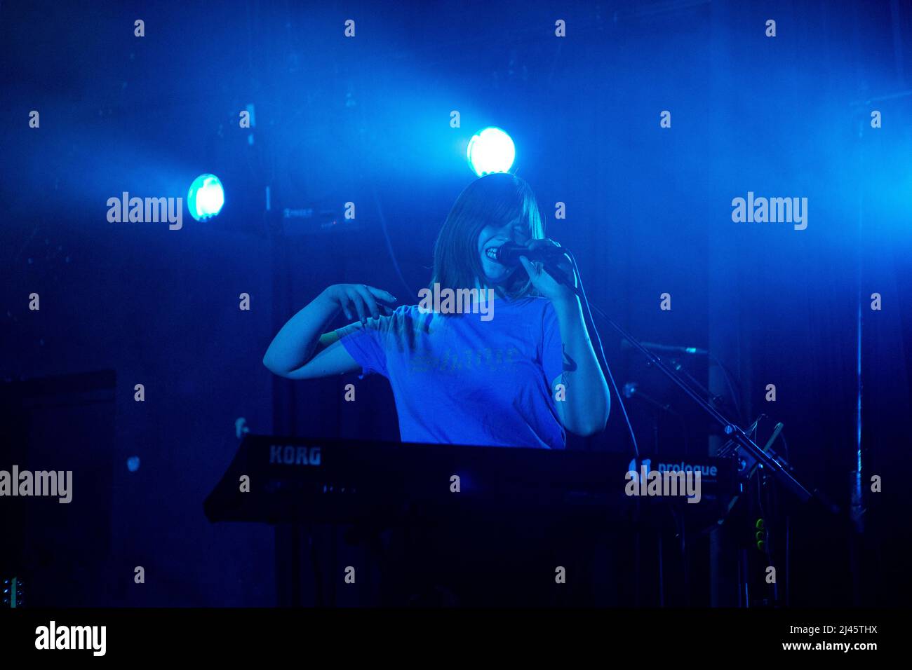 Oslo, Norwegen. 10., April 2022. Die englische Band PVA spielt ein Live-Konzert im Parkteatret in Oslo. Hier ist die Sängerin und Musikerin Ella Harris live auf der Bühne zu sehen. (Foto: Gonzales Photo - per-Otto Oppi). Stockfoto