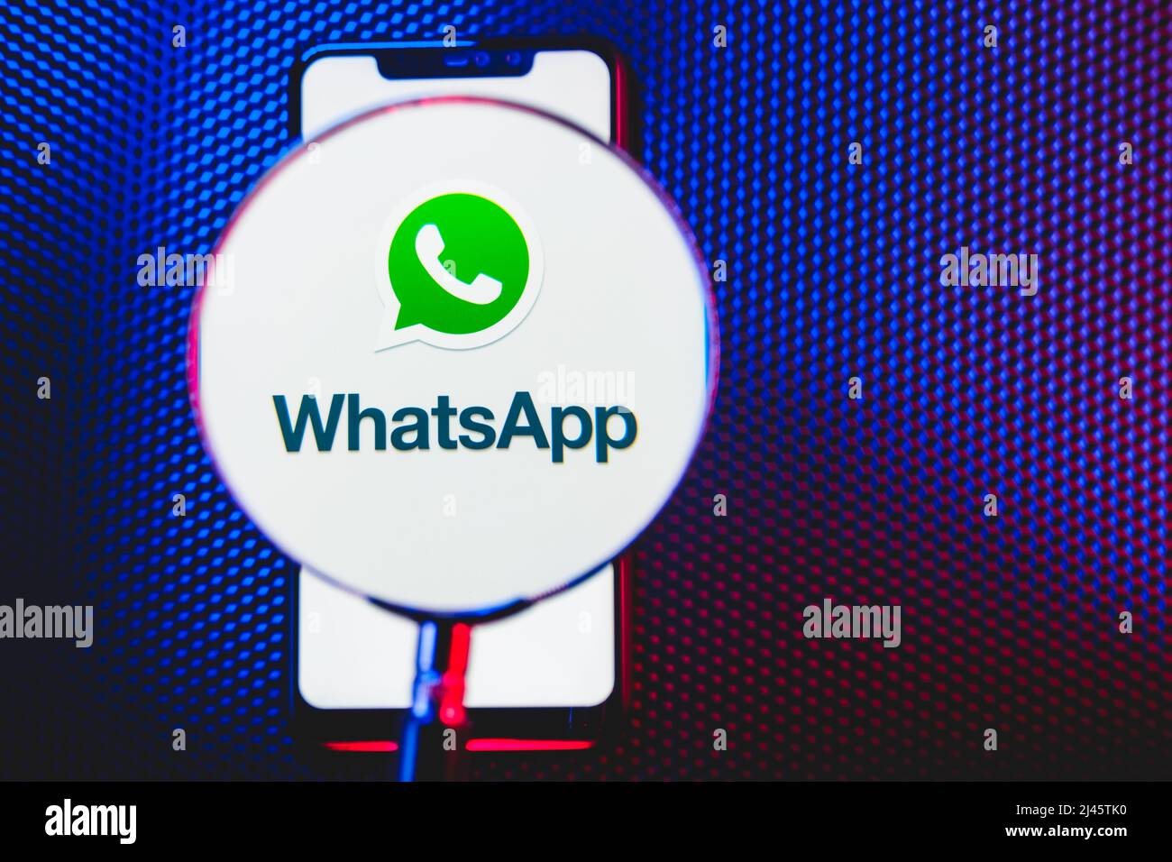 WhatsApp-Logo auf dem Bildschirm Smartphone Nahaufnahme. WhatsApp ist eine kostenlose SMS- und Telefonanwendung für Mobiltelefone und Computer. Stockfoto