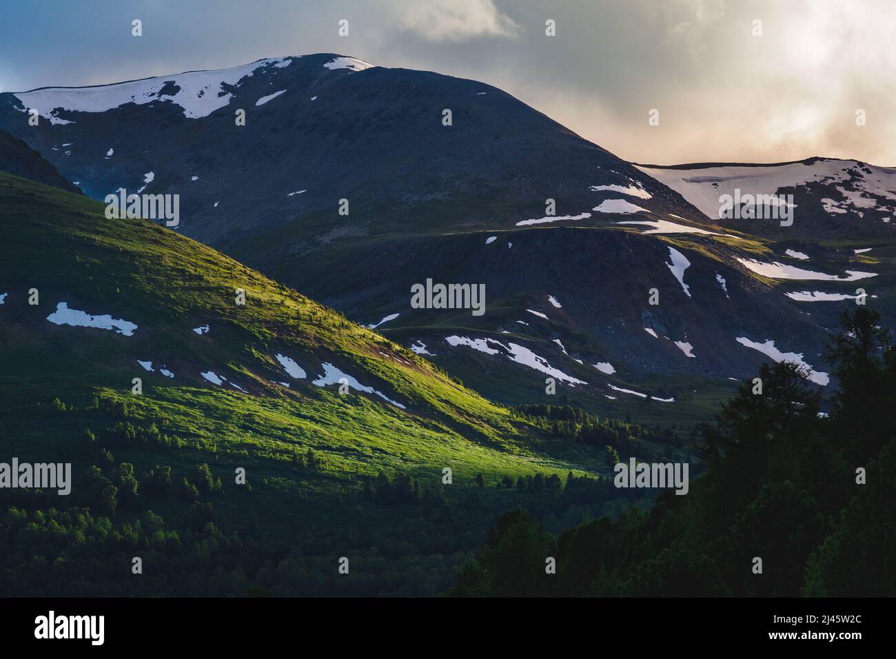 Eine beeindruckende Gebirgskette bei Sonnenuntergang im Ulagansky-Bezirk der Altai-republik, Russland Stockfoto