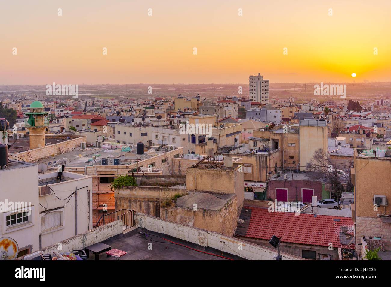 Tayibe, Israel - 09. April 2022: Sonnenuntergang Blick von der Dachterrasse auf das antike Zentrum und die Omar ibn al-Khattab Moschee in Tayibe, einer muslimischen arabischen Stadt im Zentrum von IS Stockfoto