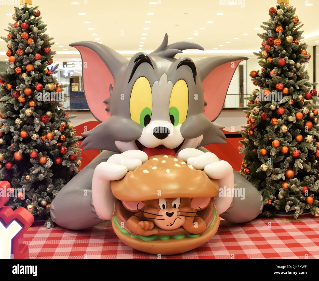 Tom und Jerry in Weihnachtsdekoration Stockfoto