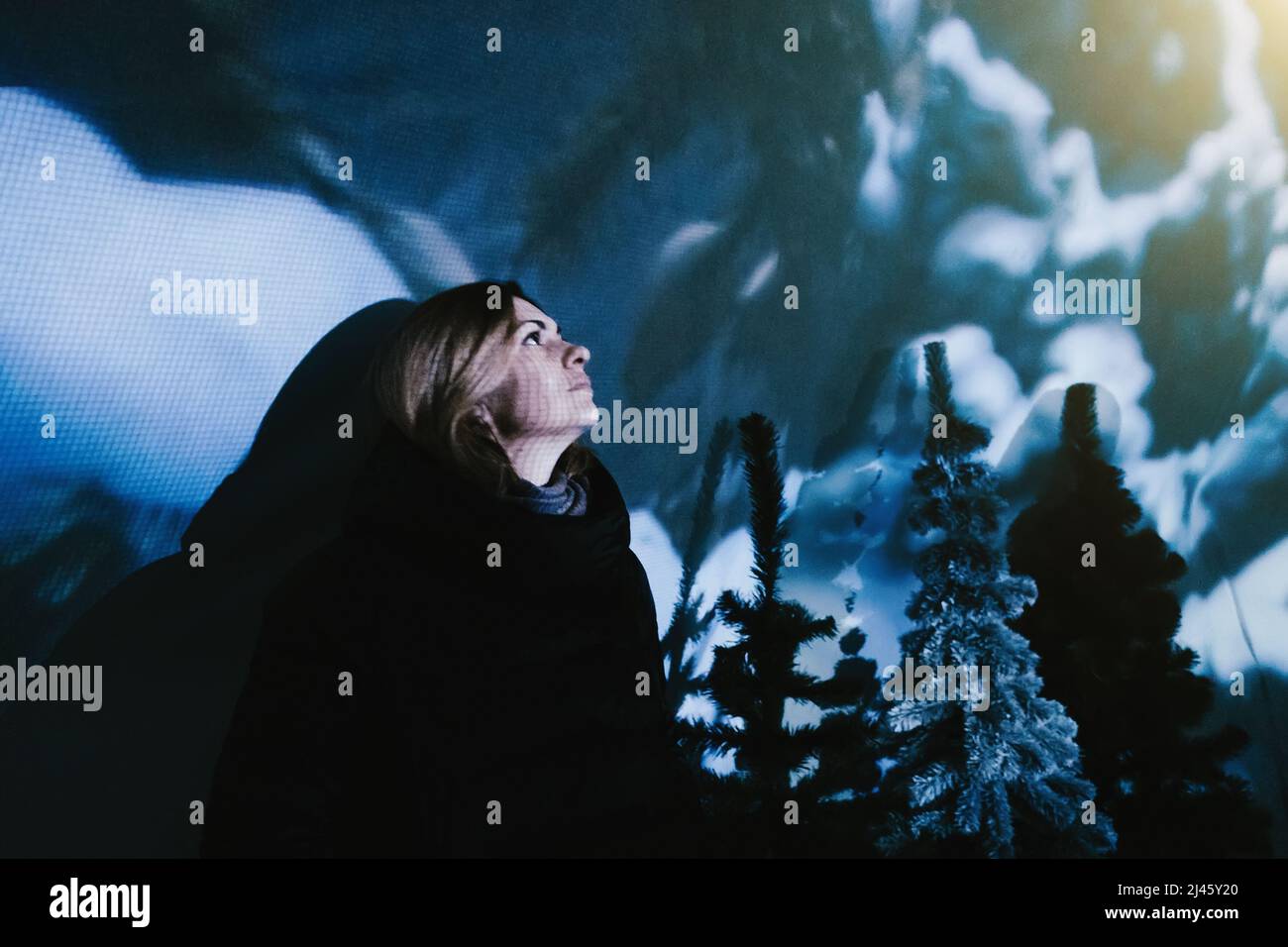 Frau im nächtlichen Winterwald Stockfoto