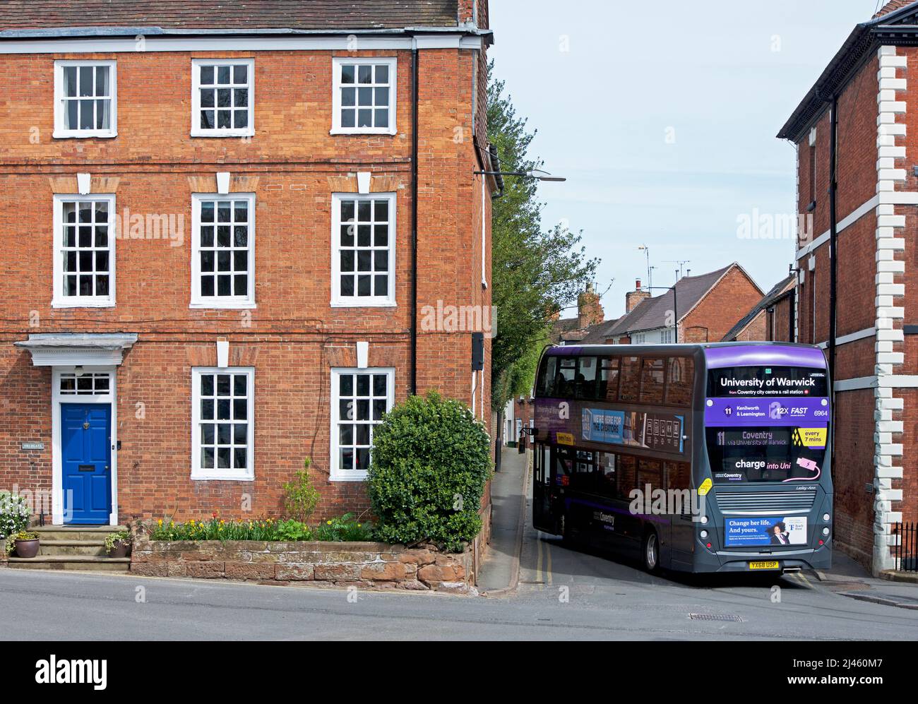 Doppeldeckerbus auf einer schmalen Straße in Kenilworth, Warwickshire, England Stockfoto