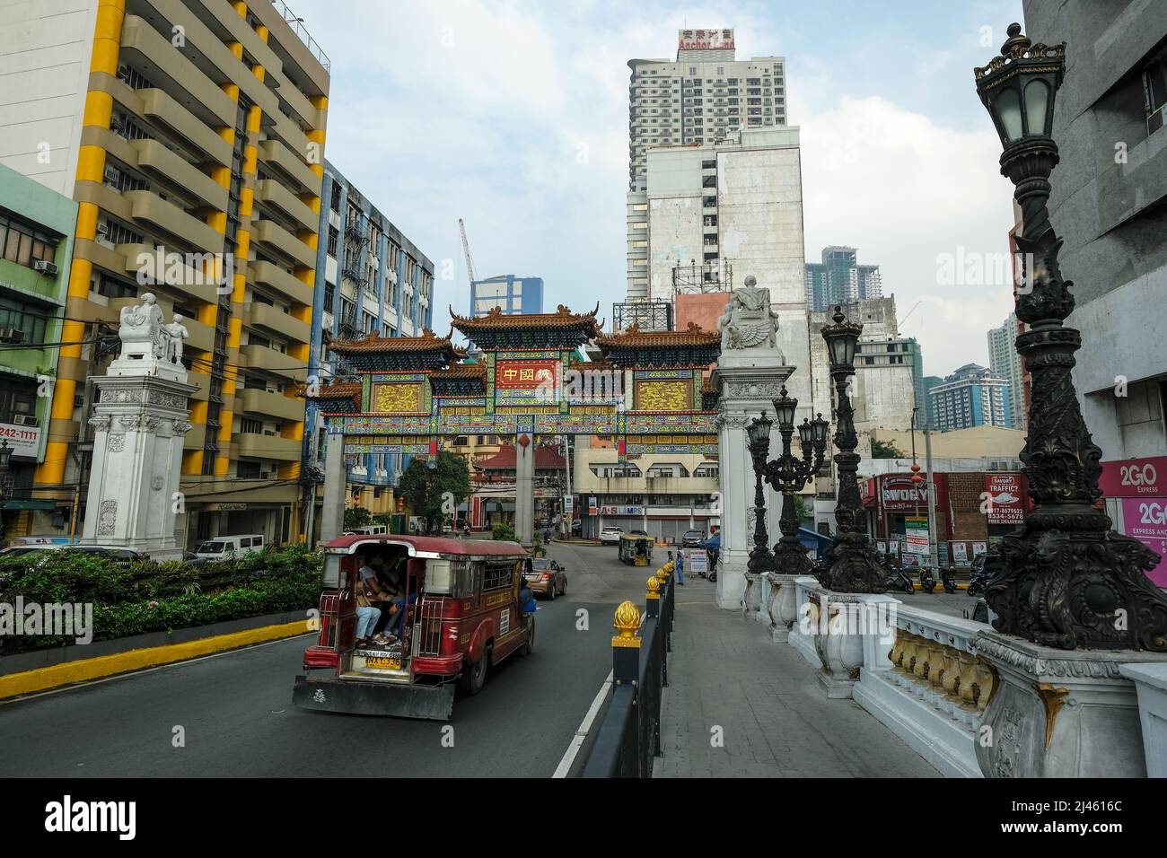 Manila, Philippinen - 2022. März: Manila Chinatown Welcome Arch am 24. März 2022 auf den Philippinen. Es ist der größte Chinatown-Bogen der Welt. Stockfoto