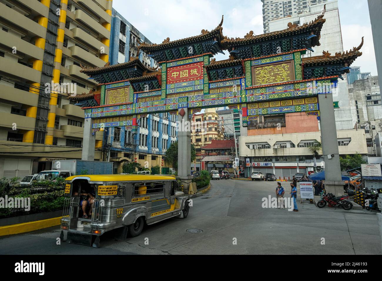 Manila, Philippinen - 2022. März: Manila Chinatown Welcome Arch am 24. März 2022 auf den Philippinen. Es ist der größte Chinatown-Bogen der Welt. Stockfoto