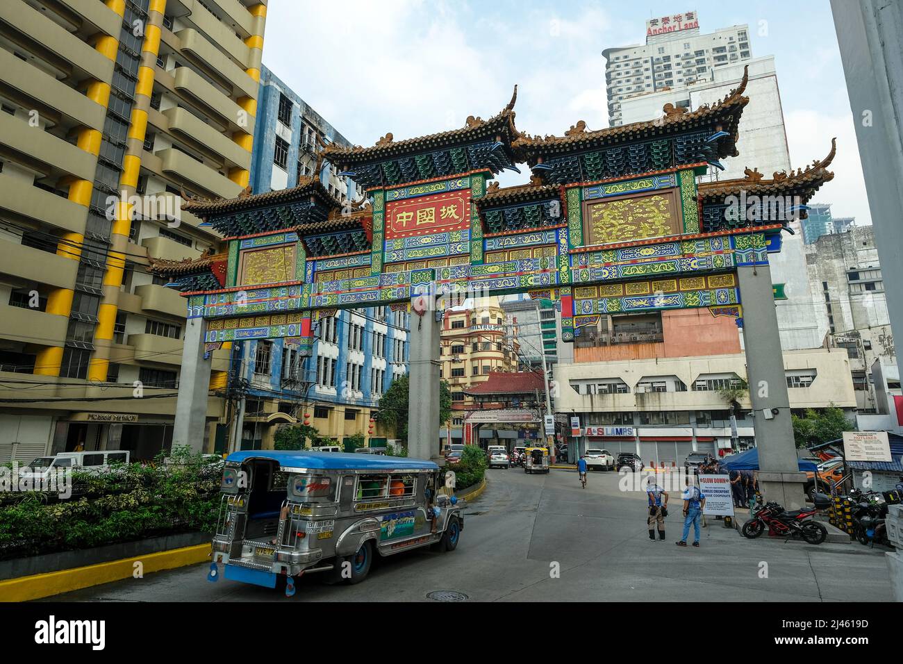 Manila, Philippinen - 2022. März: Manila Chinatown Welcome Arch am 24. März 2022 auf den Philippinen. Es ist der größte Chinatown-Bogen der Welt. Stockfoto