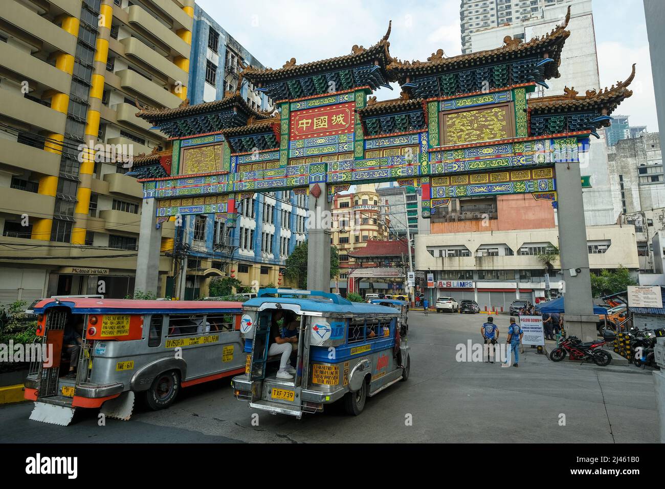Manila, Philippinen - 2022. März: Manila Chinatown Welcome Arch am 24. März 2022 auf den Philippinen. Es ist der größte Chinatown-Bogen der Welt. Stockfoto