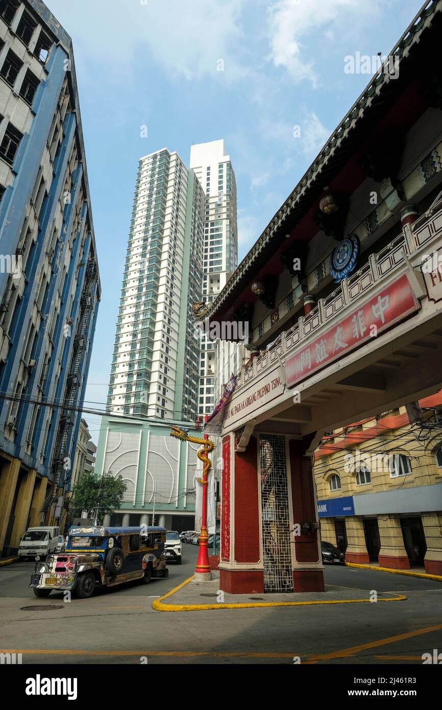 Manila, Philippinen - 2022. März: Manila Chinatown Welcome Arch am 24. März 2022 auf den Philippinen. Es ist der größte Chinatown-Bogen der Welt. Stockfoto