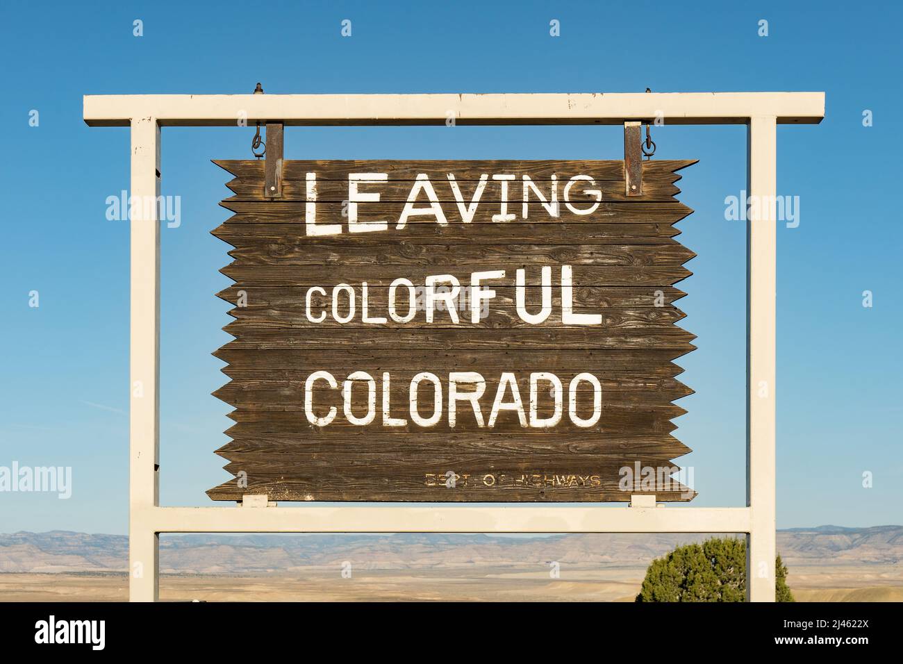 Verlassen Sie das farbenfrohe Colorado-Schild entlang der Autobahn an der Staatsgrenze Stockfoto