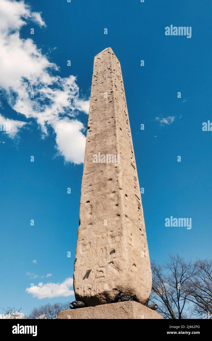 Der Needle Obelisk von Cleopatra ist eine Attraktion im Central Park, New York City, USA 2022 Stockfoto