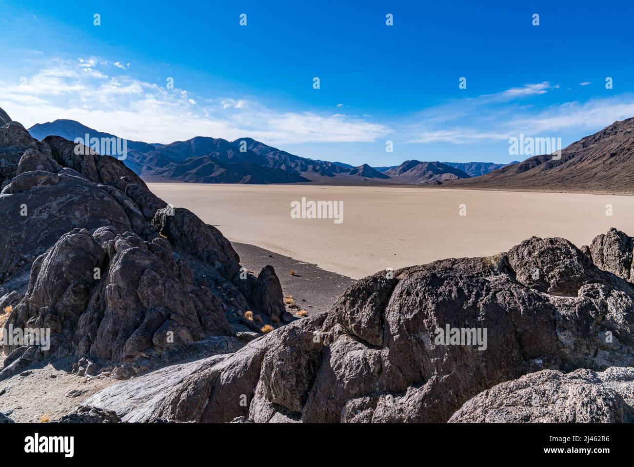 Felseninsel auf dem trockenen Seebett der Rennstrecke Playa im Death Valley Nationalpark Stockfoto