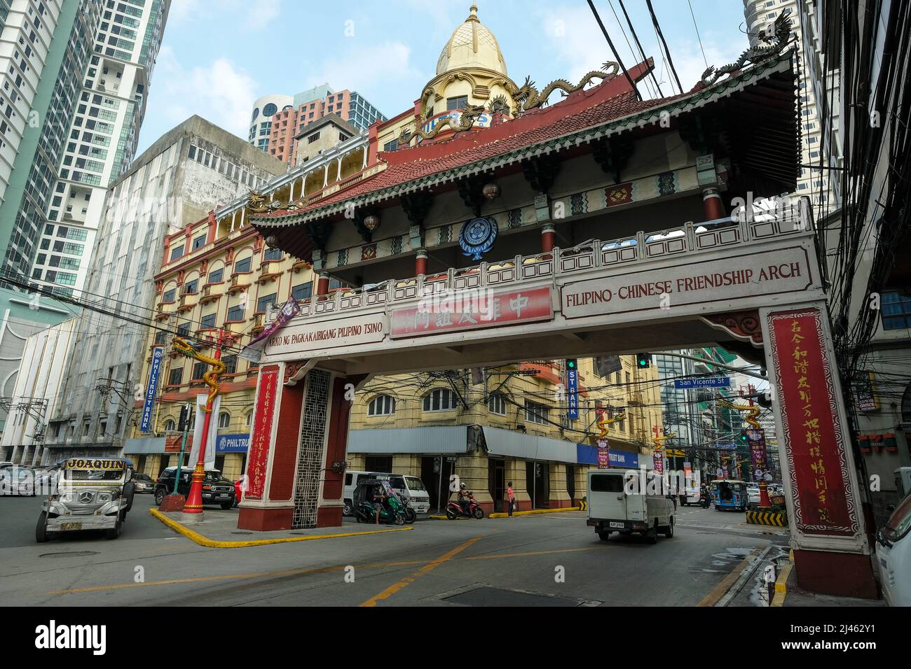 Manila, Philippinen - 2022. März: Manila Chinatown Welcome Arch am 24. März 2022 auf den Philippinen. Es ist der größte Chinatown-Bogen der Welt. Stockfoto