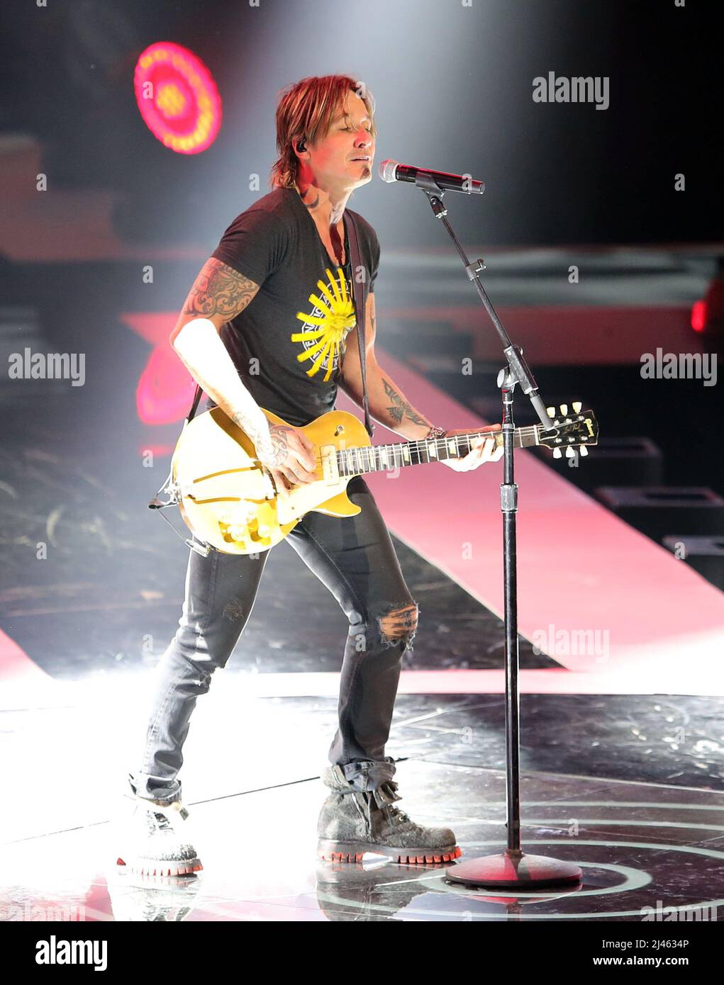 Keith Urban auf der Bühne für die CMT (Country Music Television) Music Awards 2022 - Show, Nashville Municipal Auditorium, Nashville, TN, 11. April 2022. Foto: MORA/Everett Collection Stockfoto