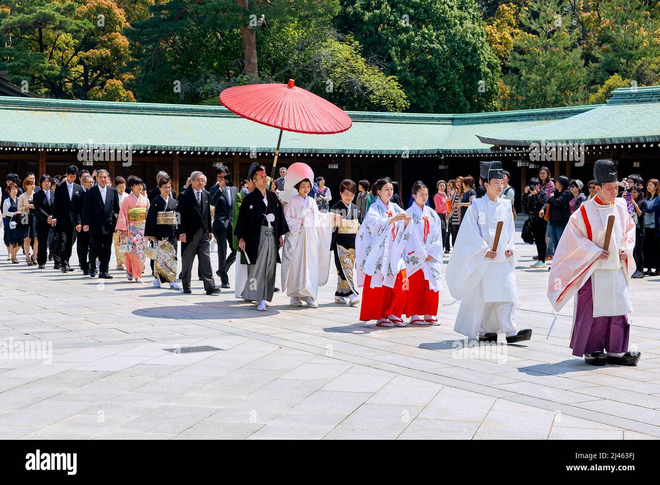 Japan. Tokio. Traditionelle Hochzeitszeremonie am Meiji Jingu Shinto-Schrein Stockfoto