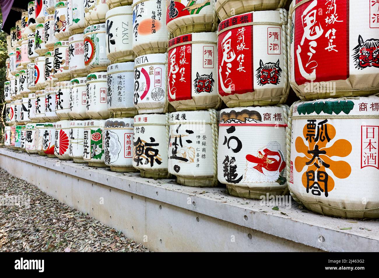Japan. Tokyo. Sake barrels at Meiji Jingu Shinto shrine Stockfoto