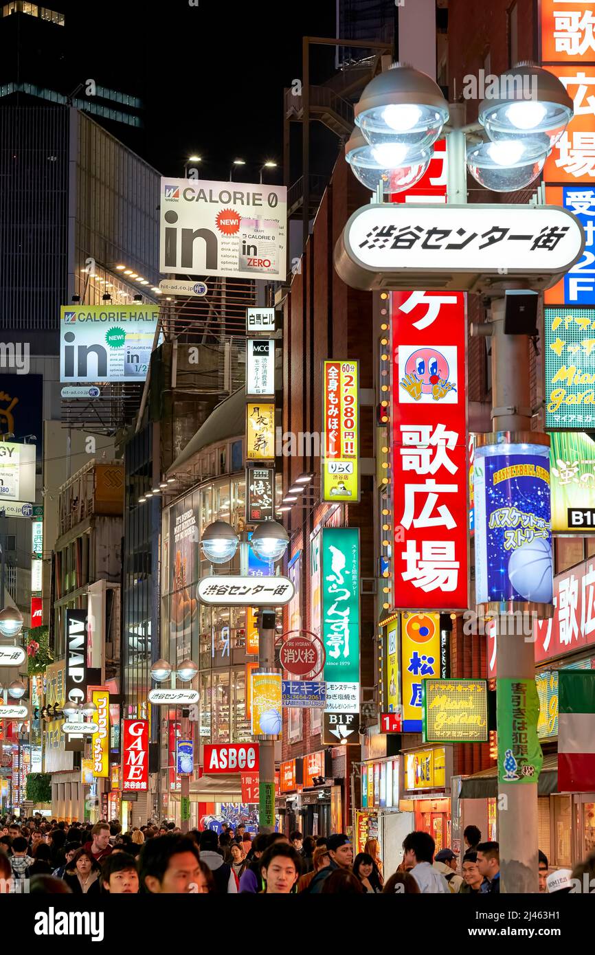 Japan. Tokio. Neonlichter in Shibuya bei Nacht Stockfoto