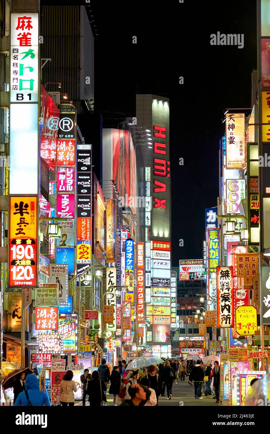 Japan. Tokio. Neonlichter in Shinjuku Bezirk bei Nacht Stockfoto