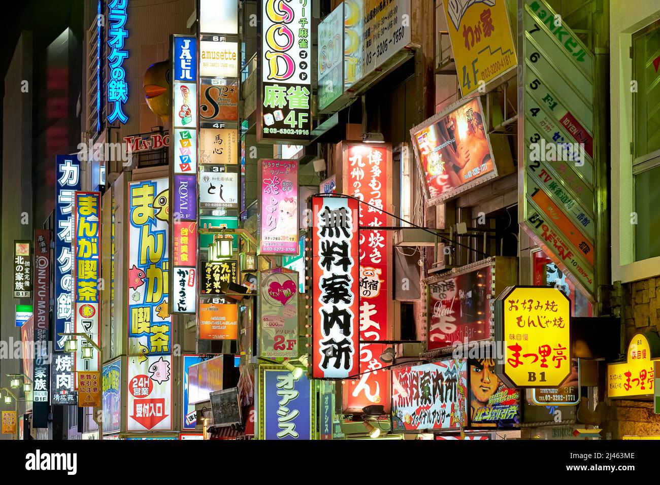 Japan. Tokio. Neonlichter in Shinjuku Bezirk bei Nacht Stockfoto