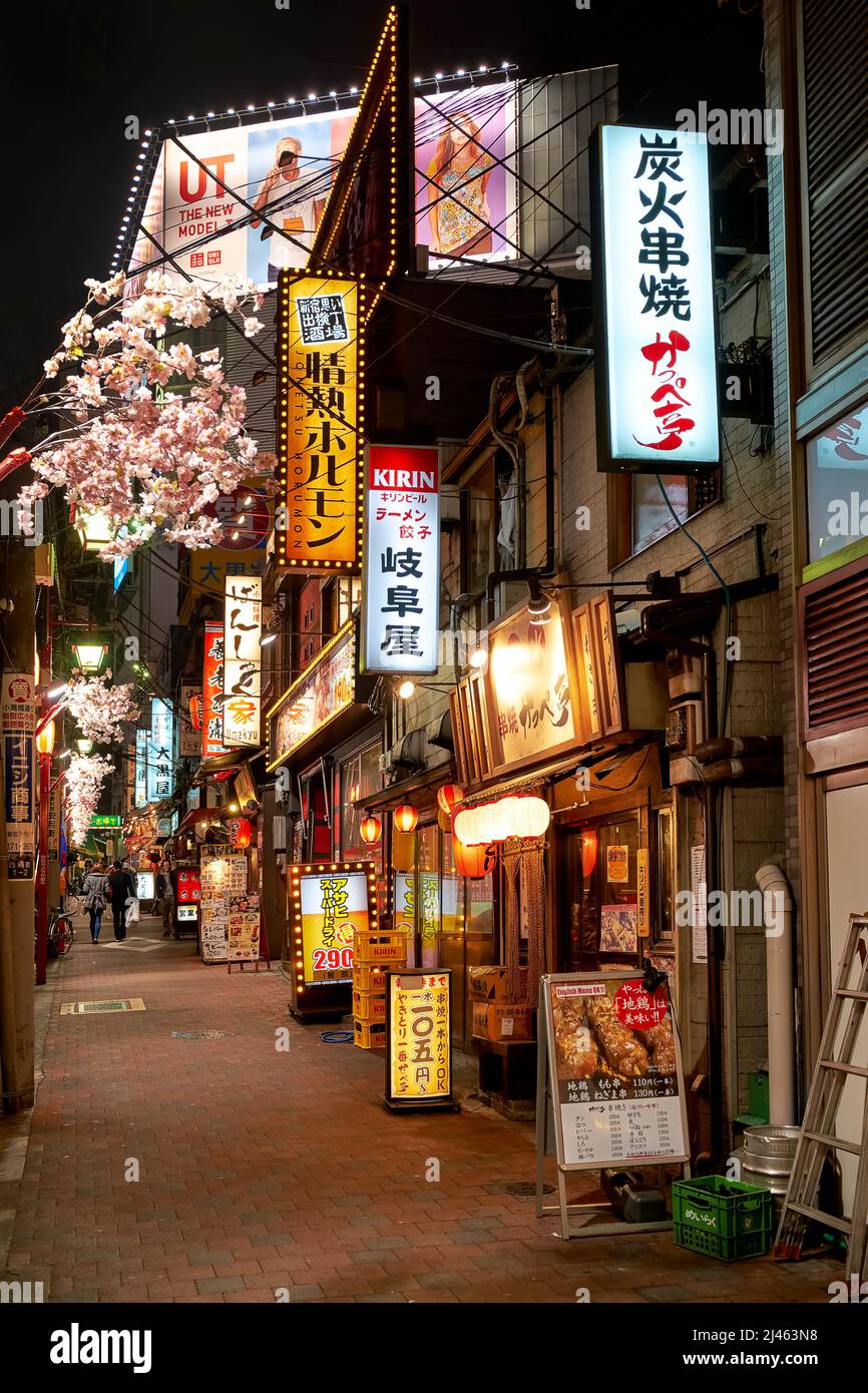 Japan. Tokio. Restaurants in Shinjuku Viertel in der Nacht Stockfoto