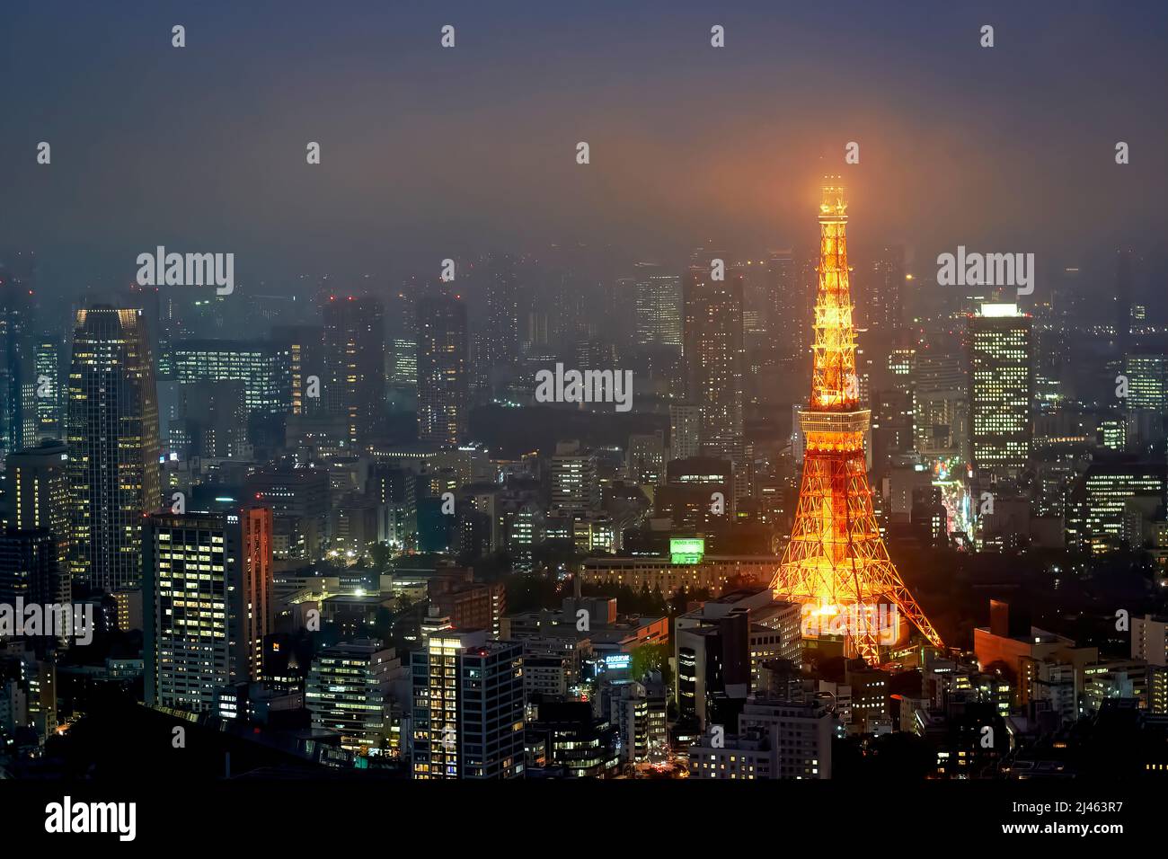 Japan. Tokio. Luftaufnahme des Tokyo Tower in der Abenddämmerung Stockfoto
