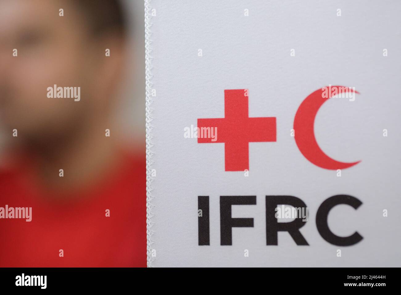 Bukarest, Rumänien - 12. April 2022: Das Logo der Internationalen Föderation der Rotkreuz- und Rothalbmondgesellschaften (IFRC) auf einem Banner auf einer Pressekonferenz Stockfoto
