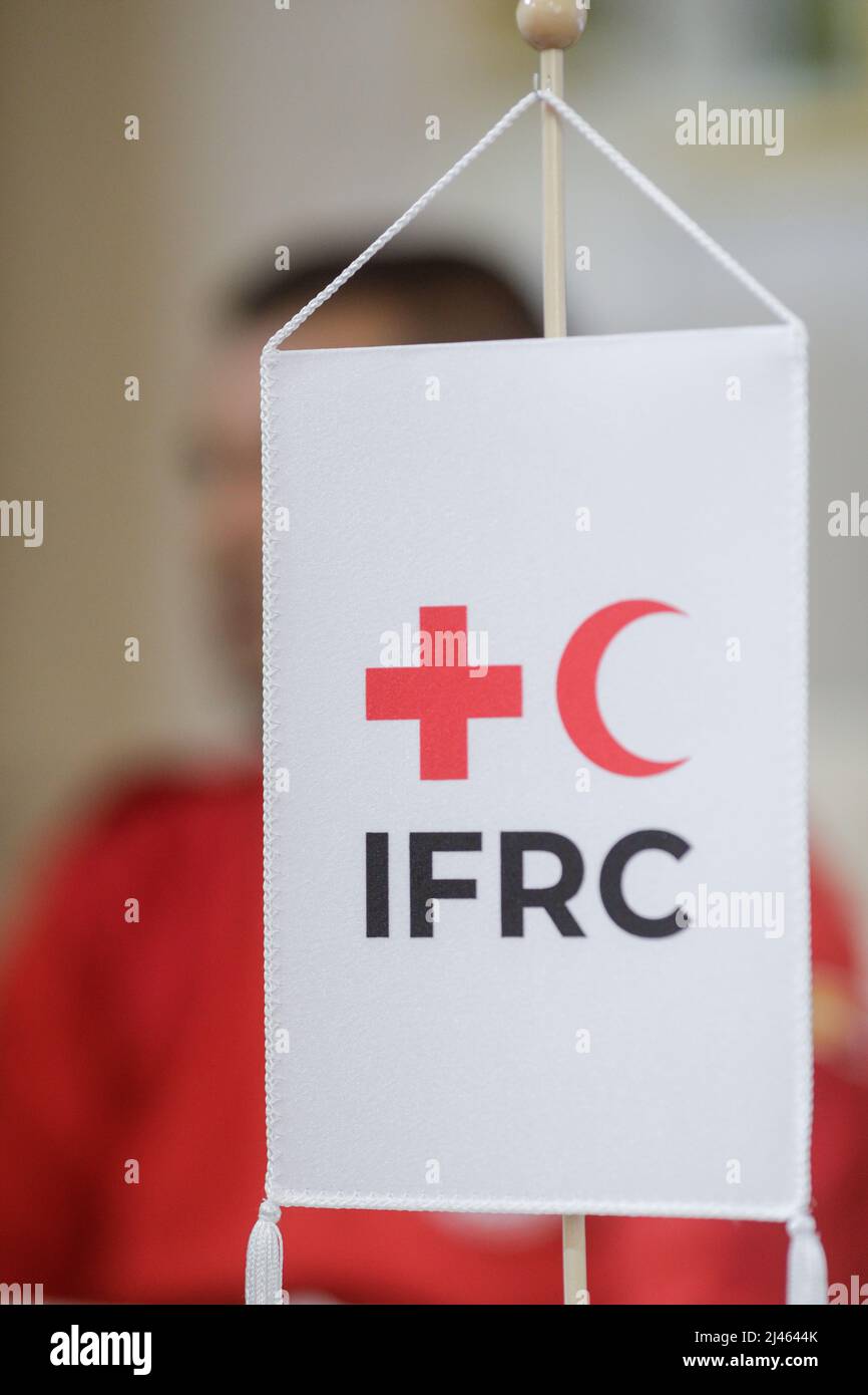 Bukarest, Rumänien - 12. April 2022: Das Logo der Internationalen Föderation der Rotkreuz- und Rothalbmondgesellschaften (IFRC) auf einem Banner auf einer Pressekonferenz Stockfoto