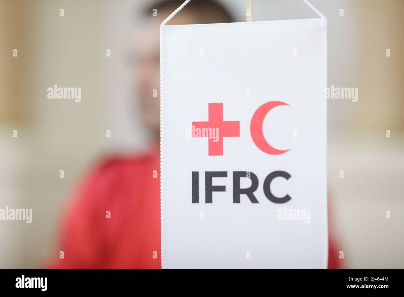 Bukarest, Rumänien - 12. April 2022: Das Logo der Internationalen Föderation der Rotkreuz- und Rothalbmondgesellschaften (IFRC) auf einem Banner auf einer Pressekonferenz Stockfoto