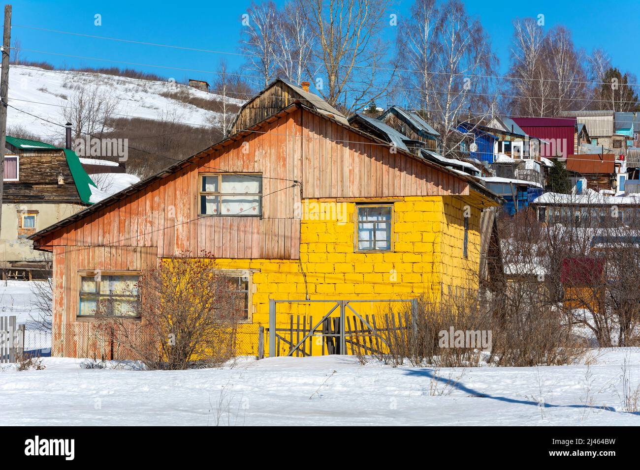 Kemerowo, Russland - März 13 2022: Kleine Landhäuser in einem Gartenbauverein in der Nähe der Stadt Kemerowo, Kemerowo Region-Kusbass, Ru Stockfoto