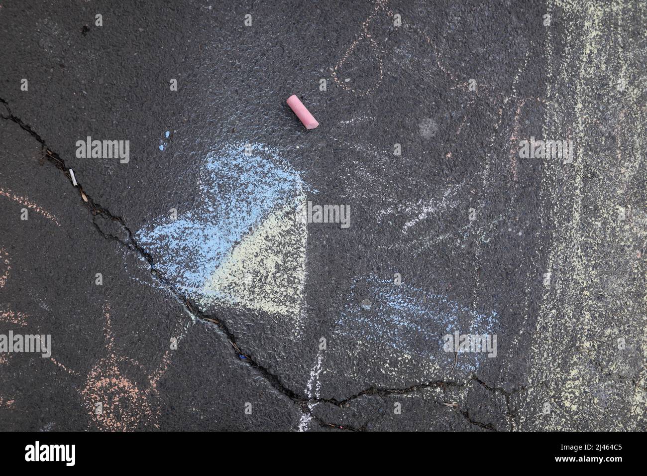 Kinder zeichneten während eines Antikriegsprotest in Bukarest, Rumänien, ein Herz mit Kreide in der Farbe der ukrainischen Flagge auf den Bürgersteig. Stockfoto