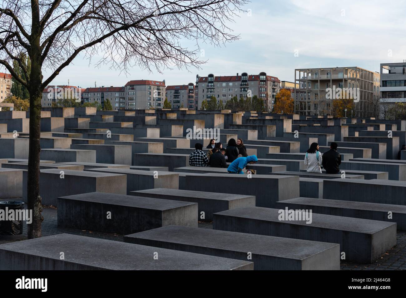 Eine Gruppe von Menschen am Denkmal für die ermordeten Juden Europas (Holocaust-Mahnmal) in Berlin vor Sonnenuntergang im Herbst. Stockfoto