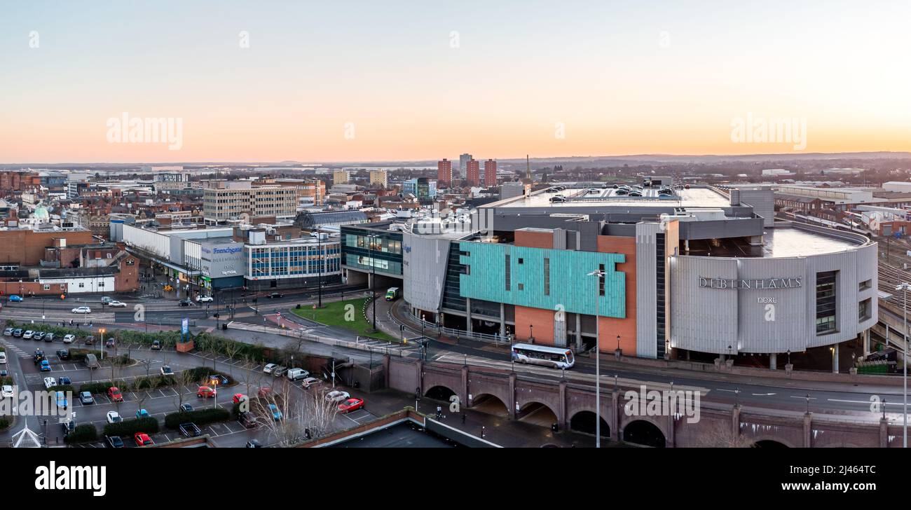 Ein Luftpanorama des Frenchgate Shopping Centers und Mall im Stadtzentrum von Doncaster bei Sonnenuntergang Stockfoto