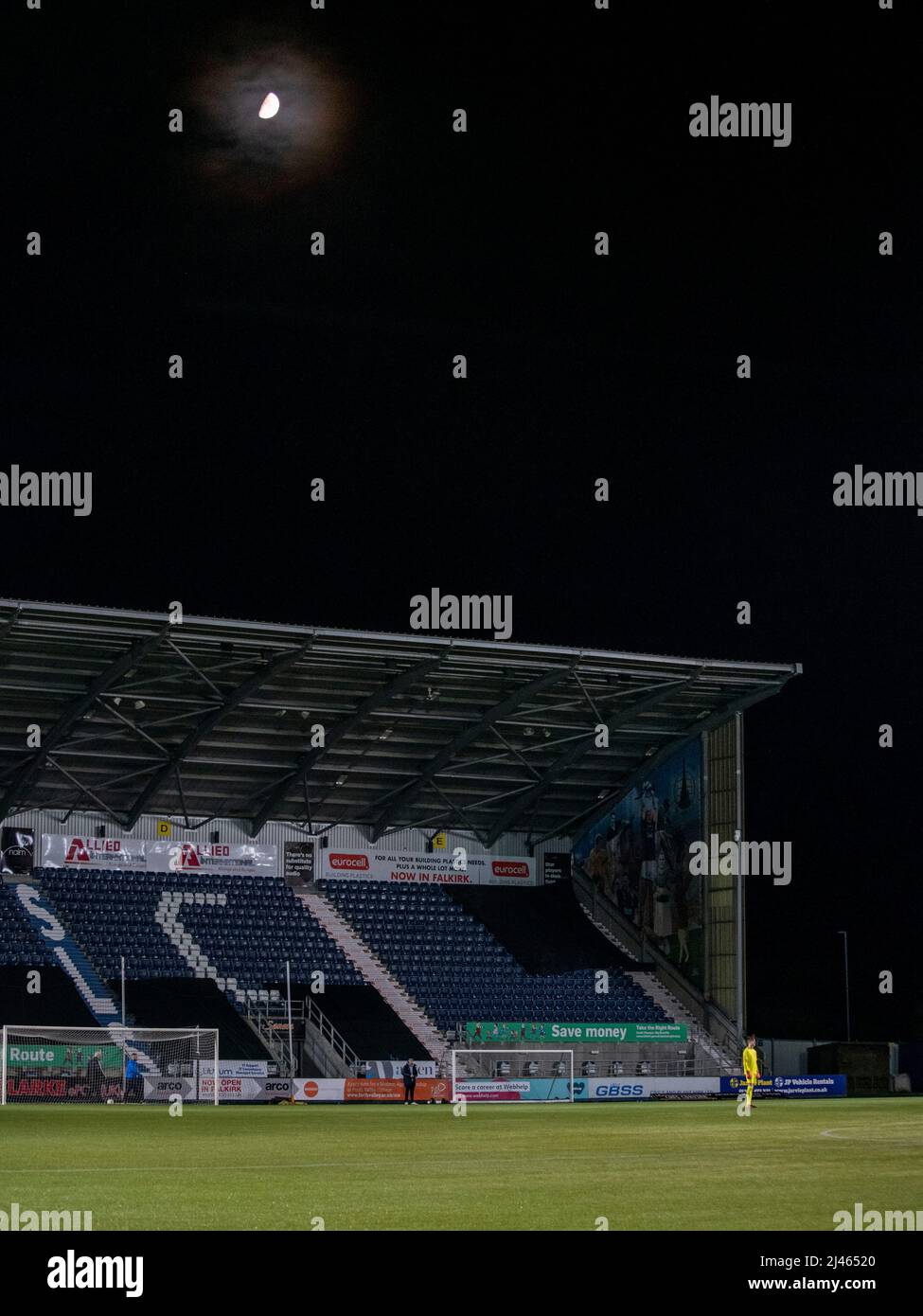 Falkirk, Schottland, 12.. November 2021: Falkirk-Stadion bei Nacht. Stockfoto