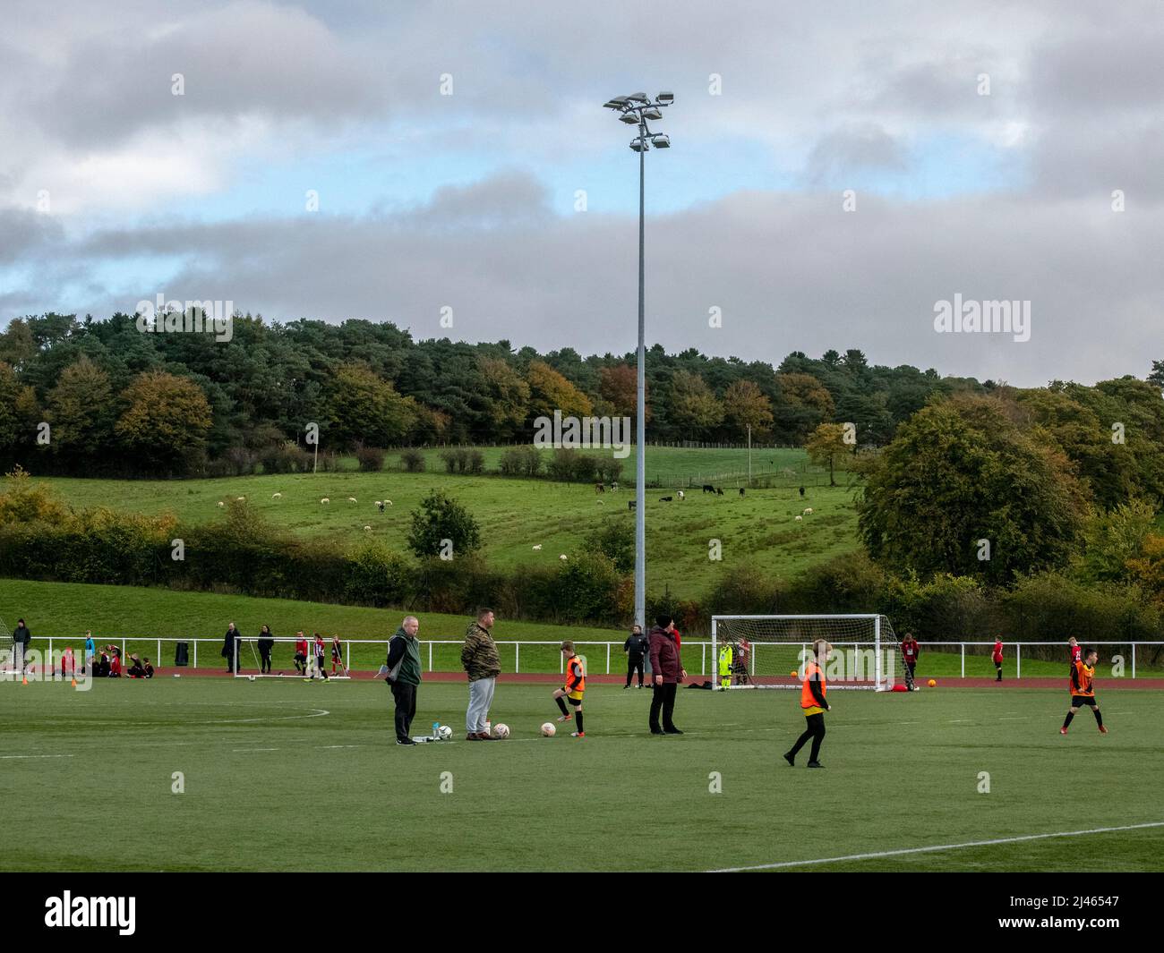 South Lanarkshire, Schottland, 24.. Oktober 2021: Eine Jugendmannschaft und Trainer bei einem Fußballfestival. Stockfoto