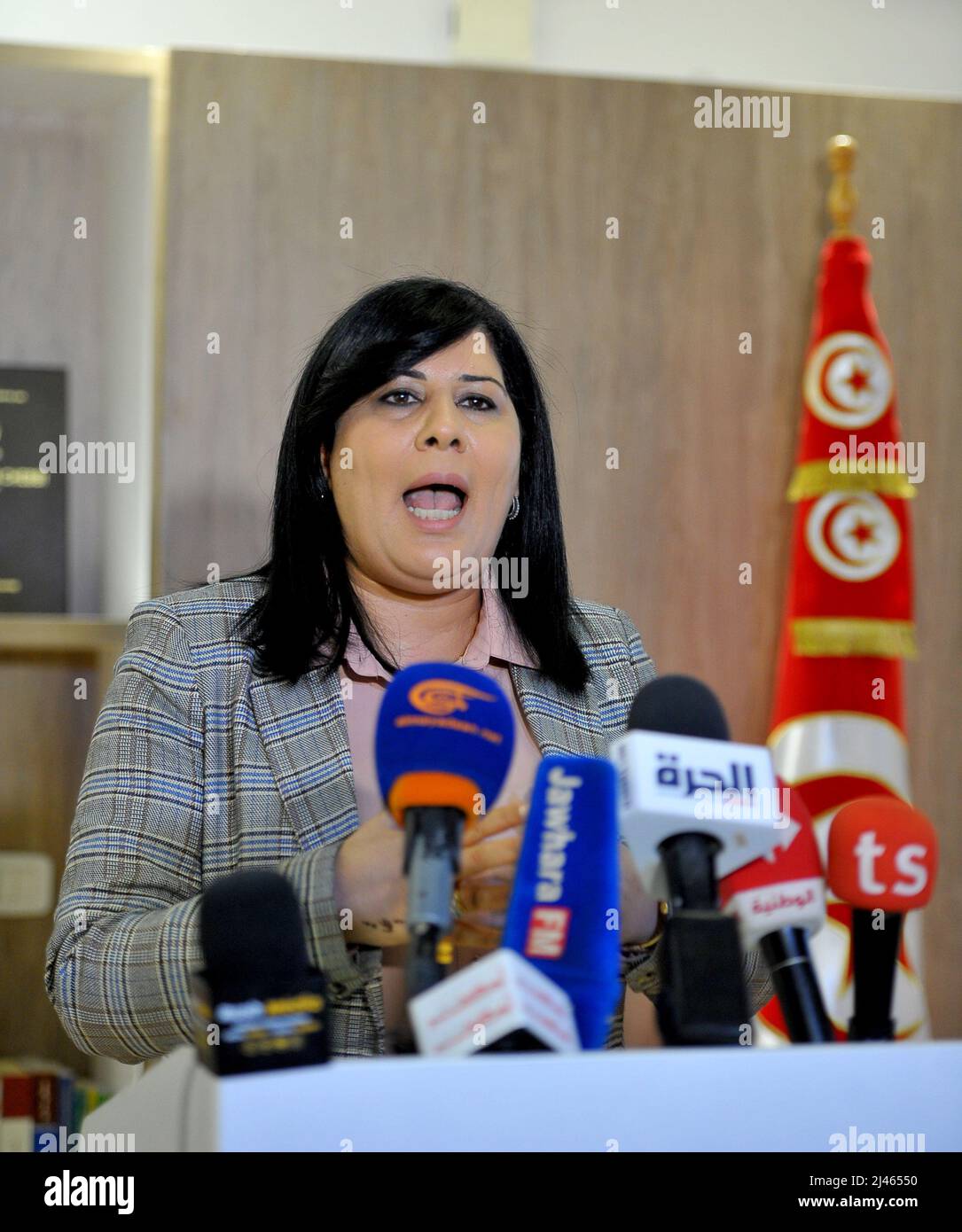 Die Präsidentin der Partei der Freien Verfassung (PDL), Abir Moussi, veranstaltete am 12. April 2022 eine Pressekonferenz, um ihre Vision und ihre rechtlichen Maßnahmen angesichts der aktuellen Entwicklungen im zentralen Hauptquartier der Partei in Tunis, Tunesien, vorzustellen. (Foto von Yassine Mahjoub/Sipa USA) Stockfoto