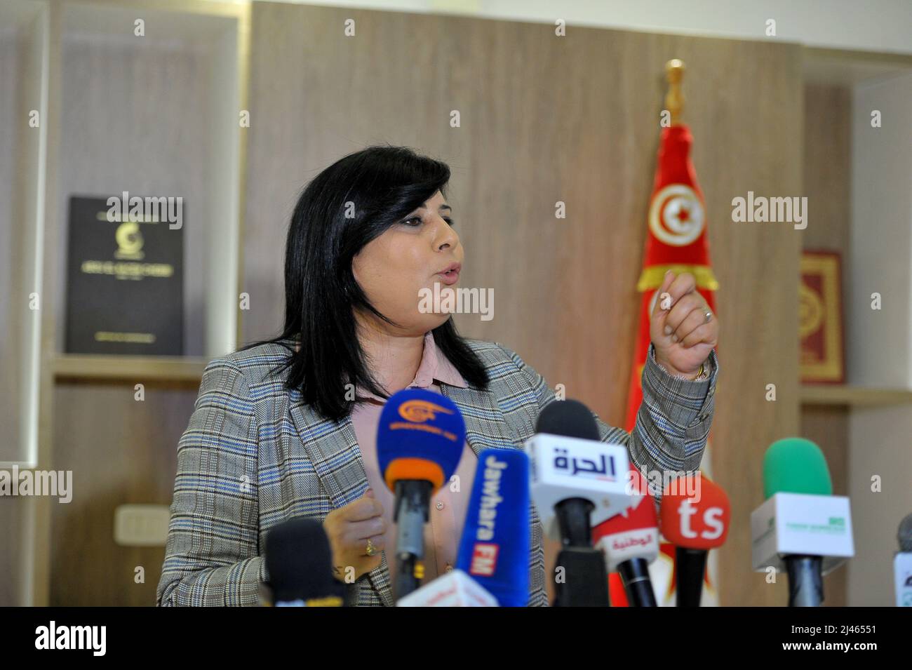 Die Präsidentin der Partei der Freien Verfassung (PDL), Abir Moussi, veranstaltete am 12. April 2022 eine Pressekonferenz, um ihre Vision und ihre rechtlichen Maßnahmen angesichts der aktuellen Entwicklungen im zentralen Hauptquartier der Partei in Tunis, Tunesien, vorzustellen. (Foto von Yassine Mahjoub/Sipa USA) Stockfoto
