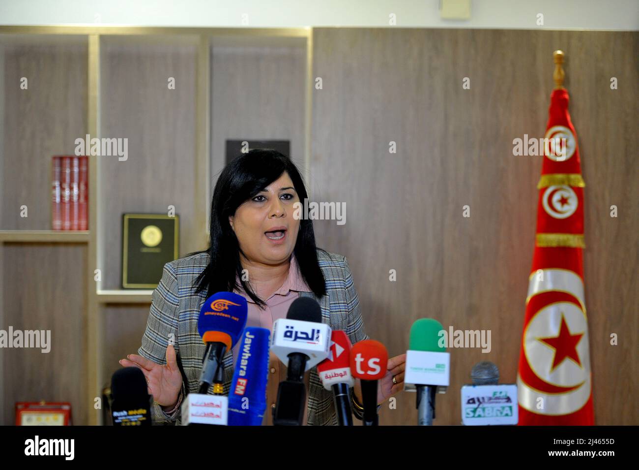 Die Präsidentin der Partei der Freien Verfassung (PDL), Abir Moussi, veranstaltete am 12. April 2022 eine Pressekonferenz, um ihre Vision und ihre rechtlichen Maßnahmen angesichts der aktuellen Entwicklungen im zentralen Hauptquartier der Partei in Tunis, Tunesien, vorzustellen. (Foto von Yassine Mahjoub/Sipa USA) Stockfoto