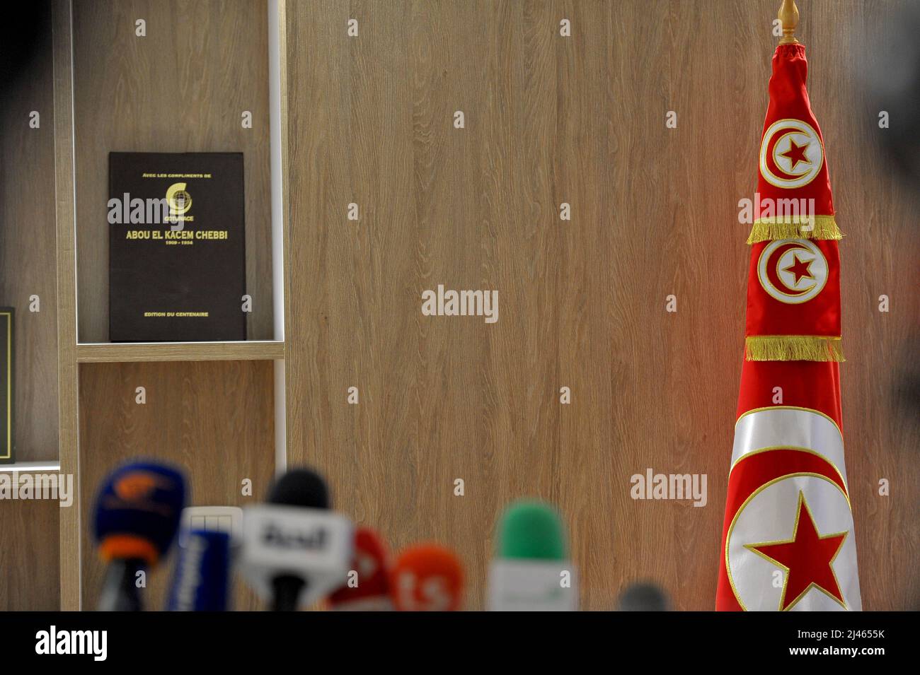 Die Präsidentin der Partei der Freien Verfassung (PDL), Abir Moussi, veranstaltete am 12. April 2022 eine Pressekonferenz, um ihre Vision und ihre rechtlichen Maßnahmen angesichts der aktuellen Entwicklungen im zentralen Hauptquartier der Partei in Tunis, Tunesien, vorzustellen. (Foto von Yassine Mahjoub/Sipa USA) Stockfoto