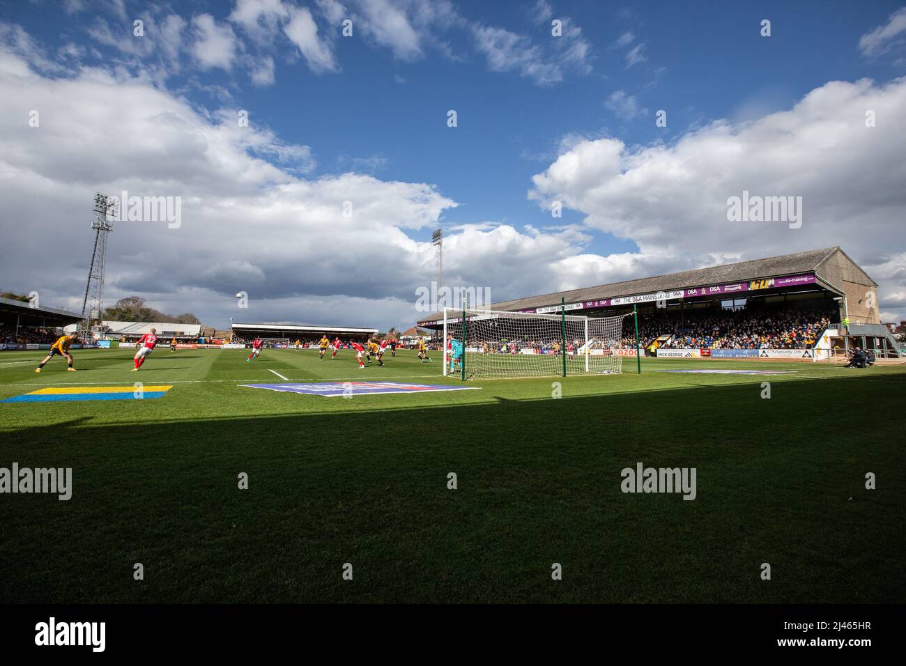Gesamtansicht des Abbey Stadions, der Heimat des Cambridge United Football Club, während des Spiels an sonnigen Tagen Stockfoto