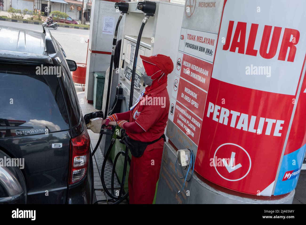 Kendari, Süd-Ost Sulawesi, Indonesien. 12. April 2022. Ein Tankstellenbeamter betankt am Dienstag in Kendari (12/4/2022) ein Pertalit-Heizöl (BBM) in das Auto eines Kunden. Zuvor hatte die Regierung eine Preisanpassung für Pertamax-Kraftstoff festgelegt, der zuvor nur Rp betrug. 9.000 pro Liter auf Rp. 12.500 pro Liter. Dies beeinträchtigt sicherlich das Interesse der Fahrzeughalter, mit Pertalit-Kraftstoff zu tanken, der keine Preisanpassung erfahren hat und bei Rp 7.650 pro Liter bleibt. (Bild: © Andry Denisah/ZUMA Press Wire) Stockfoto