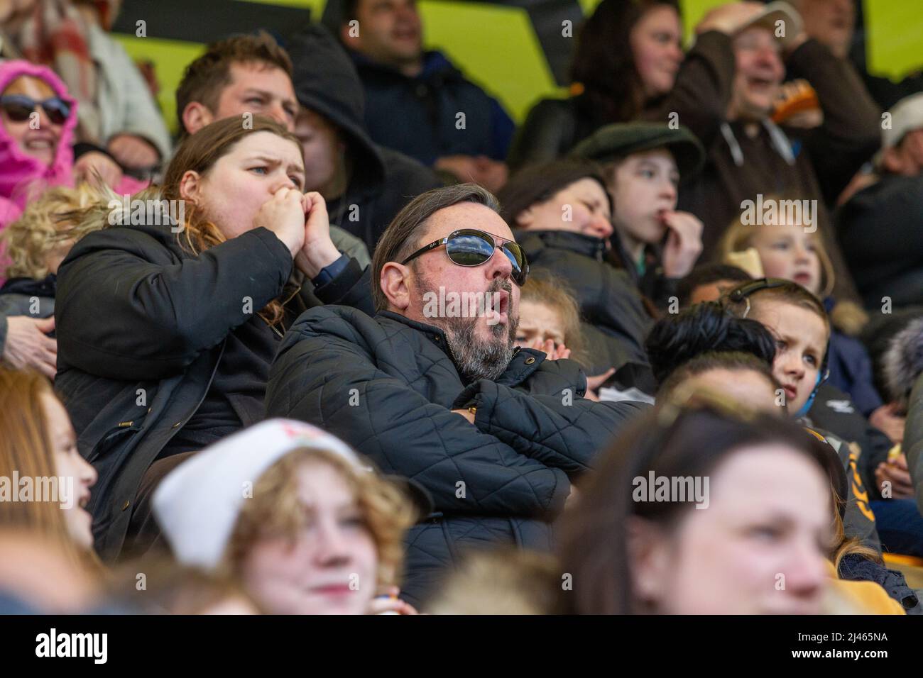 Fußball-/Fußballfans und Zuschauer mit Gesichtsausdruck reagieren auf Spiele, die sie beobachten Stockfoto