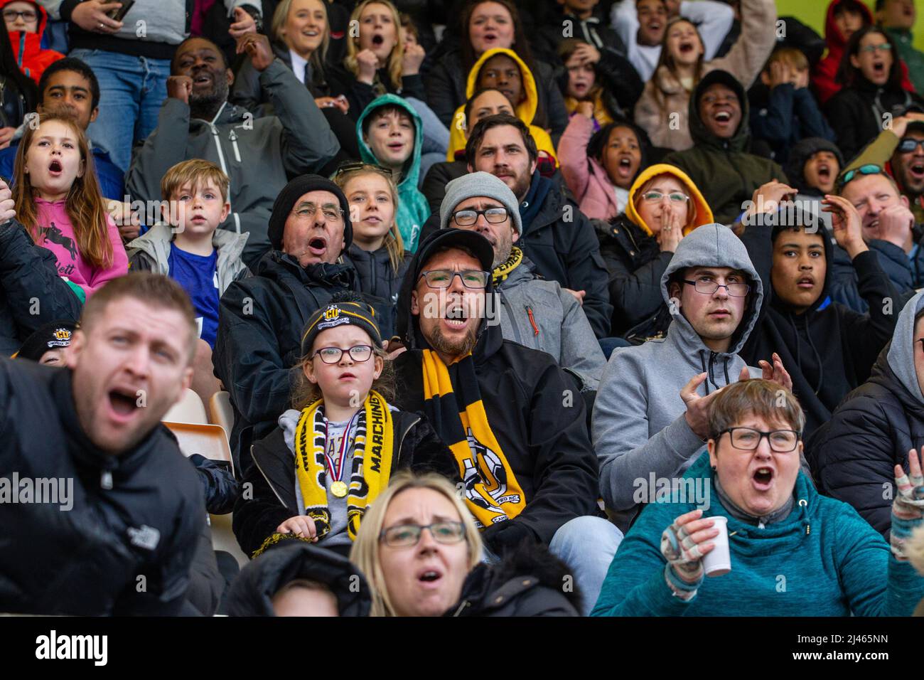 Gemischte Gruppe von Zuschauern mit animierten Gesichtsausdrücken beim Betrachten eines Fußballspiels in Großbritannien Stockfoto