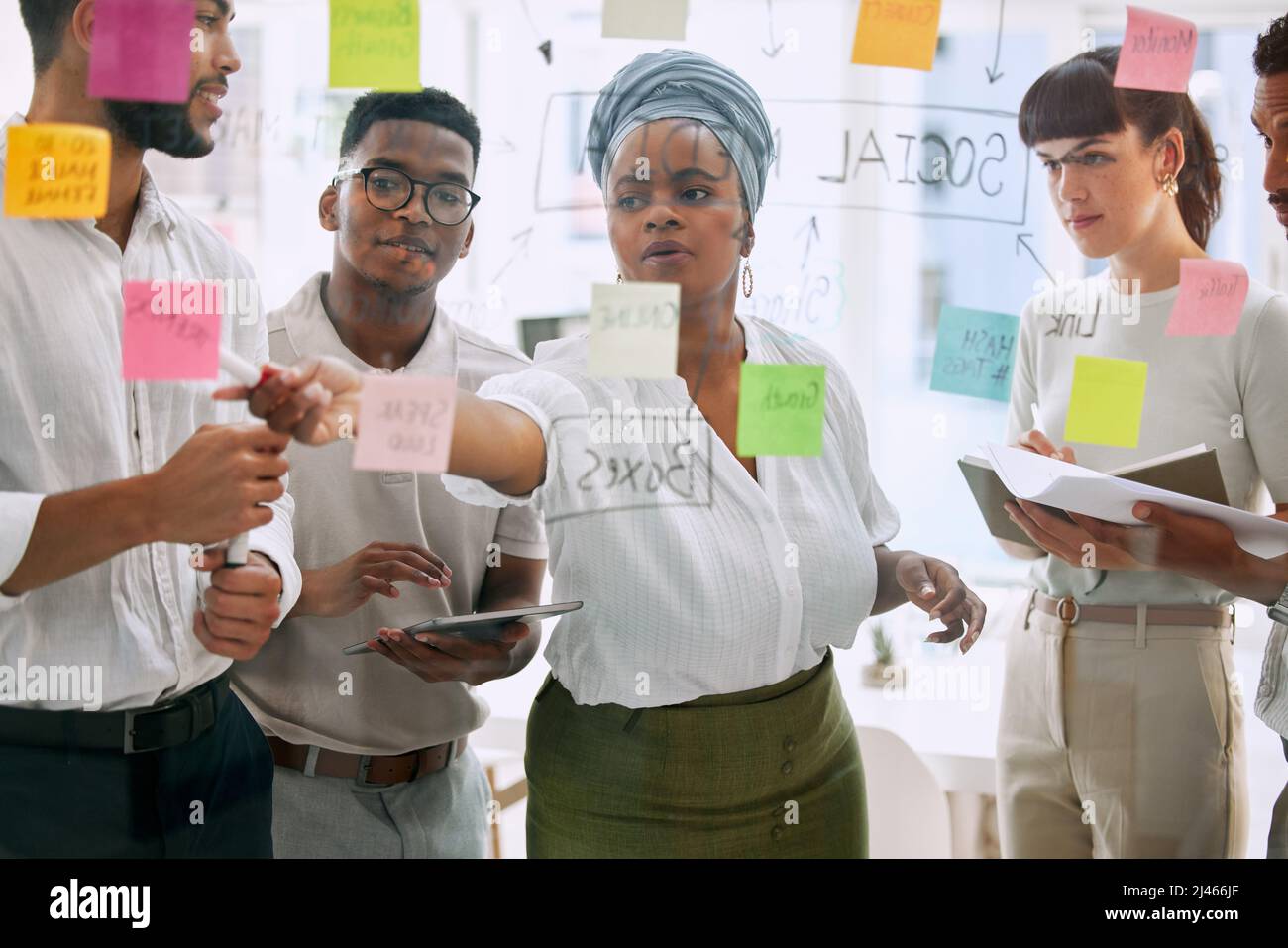 Was ist mit diesem Konzept? Aufnahme von Geschäftsleuten, die bei der Arbeit in einem Sitzungssaal ein Meeting abhalten. Stockfoto