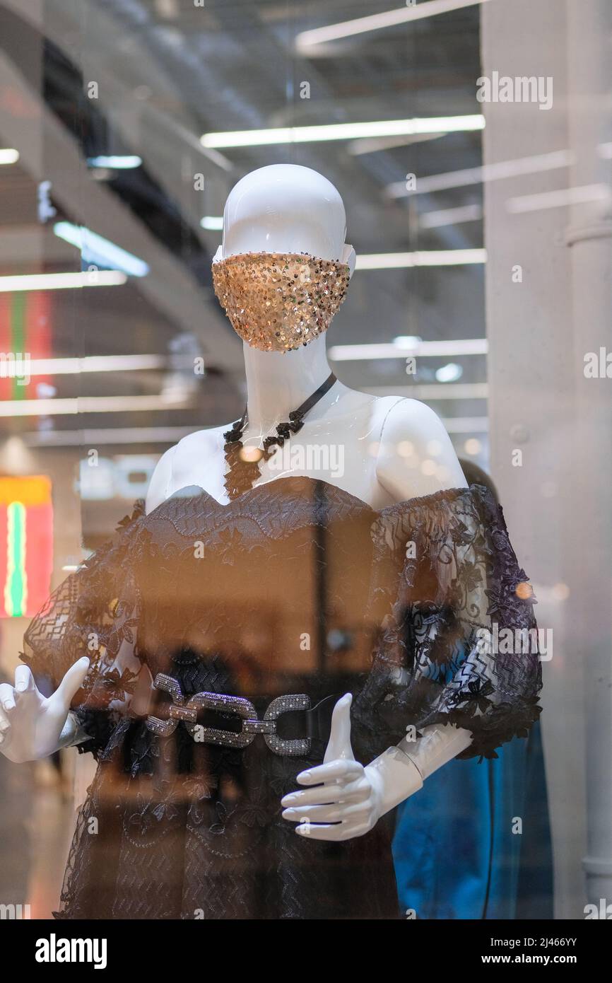 Mannequins in der großen Mall. Schaufensterpuppe mit Mode Gesichtsmaske gegen covid 19 stehen in einem Mode-Bekleidungsgeschäft. Stockfoto