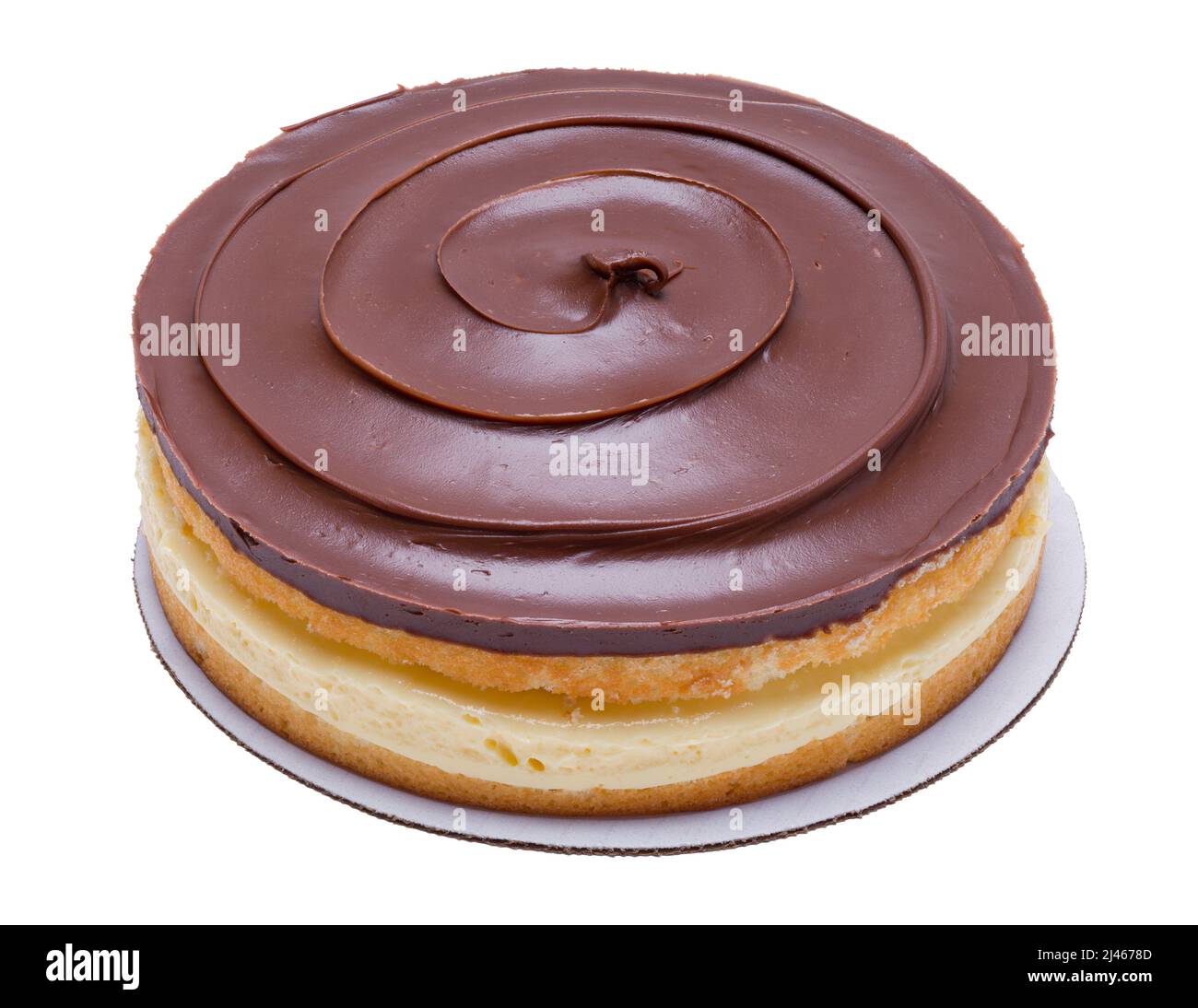 Chocolate Boston Cream Pie auf Weiß geschnitten. Stockfoto